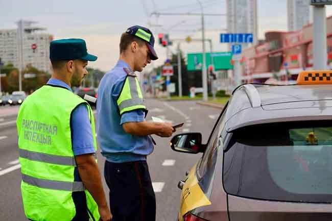 Мелочей в пассажирских перевозках не бывает, потому документы тут проверяются не менее тщательно, чем люди или машины ИА «Минск-Новости»