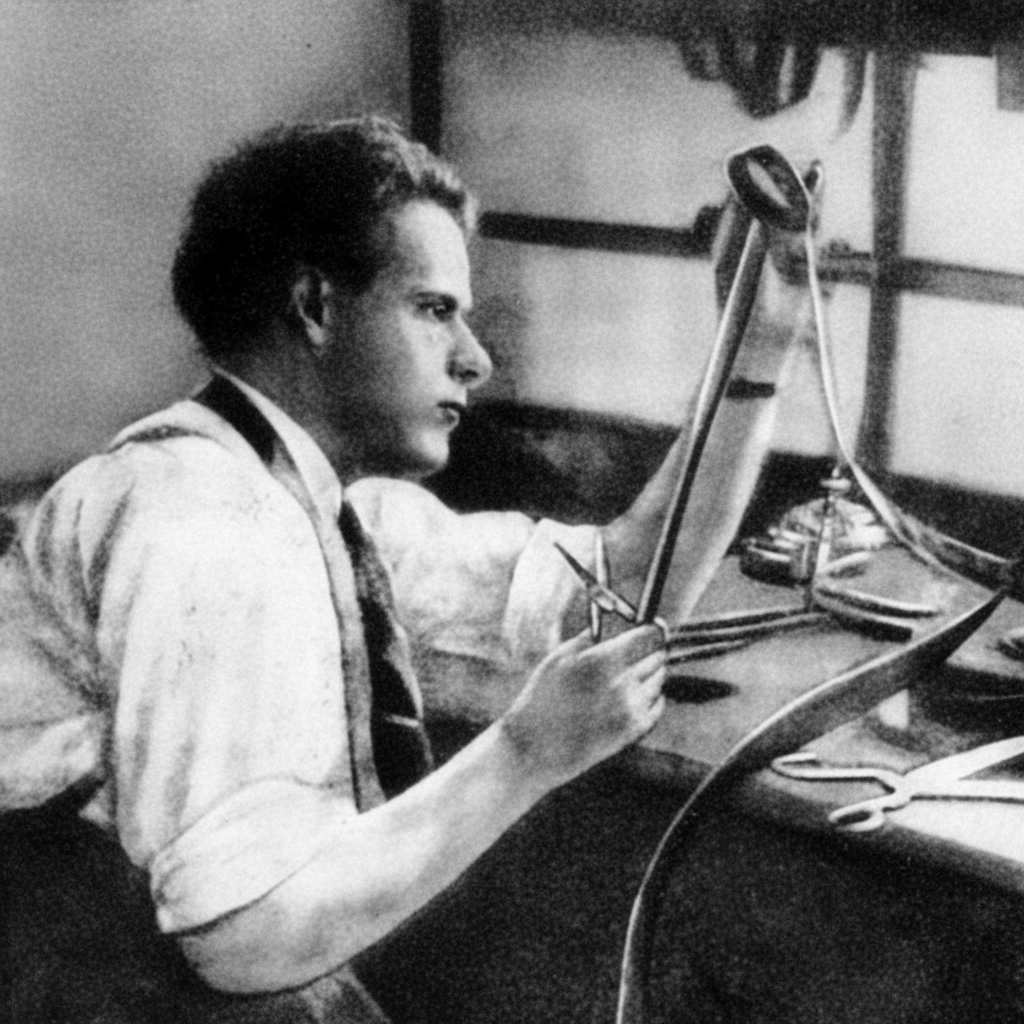 Режиссер Сергей Эйзенштейн за монтажным столом. 1927 год. Фотография: Государственный центральный музей кино, Москва