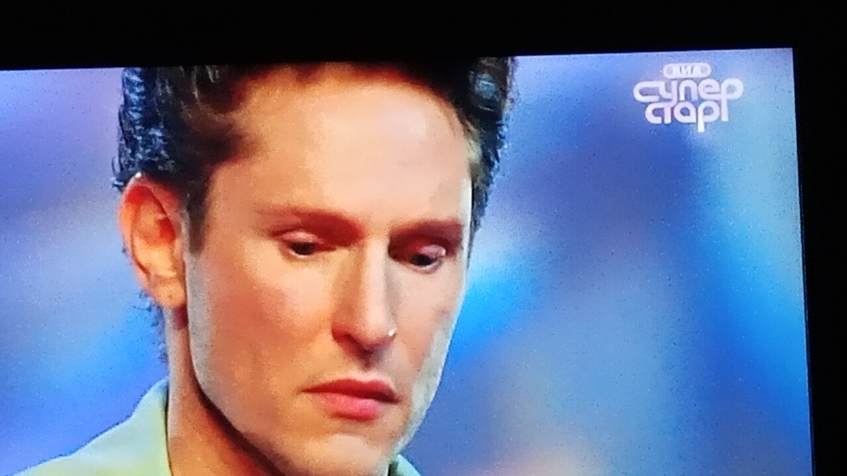 50 - летний солист, выглядевший весьма молодо, объяснил такое решение. С которым согласилась Ирина Понаровская, не сдержав слё зы...