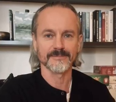    Режиссер Вячеслав Росс. Скриншот видеообращения в официальной группе кинотеатра "Победа" соцсети "ВКонтакте"