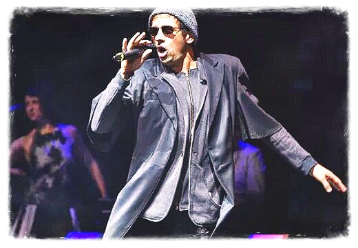 Челентано исполняет песни