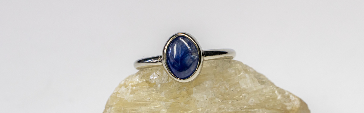 Тонкое золотое кольцо с кабошоном сапфира “Норвегия”