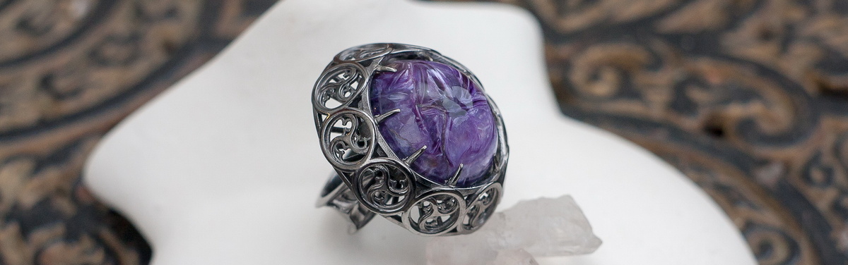 Женский перстень с кабошоном чароита “Маринэн”