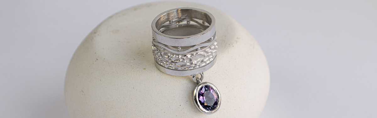 Широкое серебряное кольцо с аметистом «Иней»