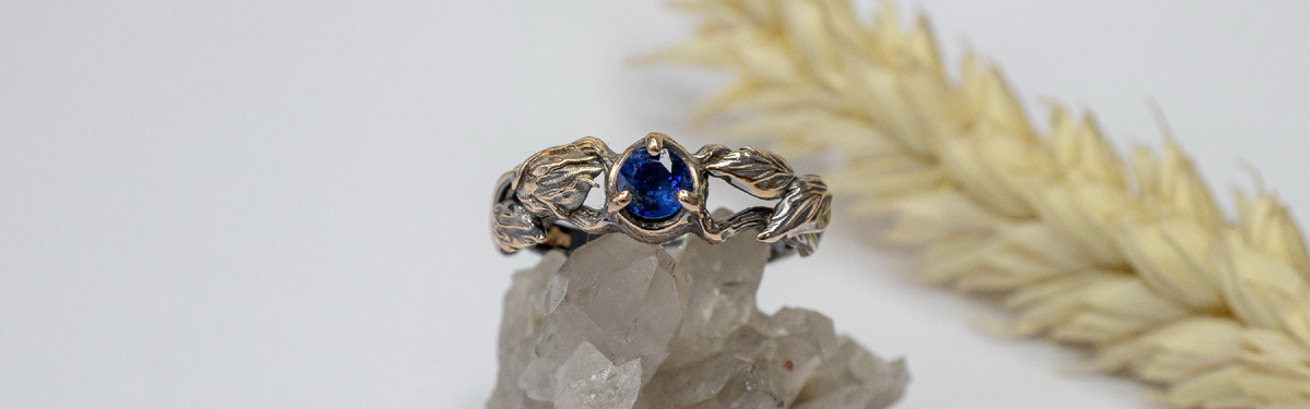 Золотое женское кольцо с сапфиром 