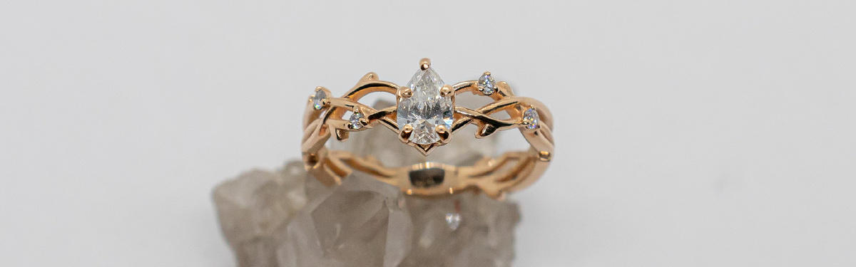 Золотое кольцо с бриллиантом груша «Эра»