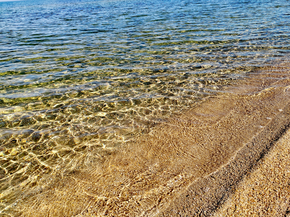 Вода в Азовском море на Центральном пляже в станице Голубицкая. Фото автора