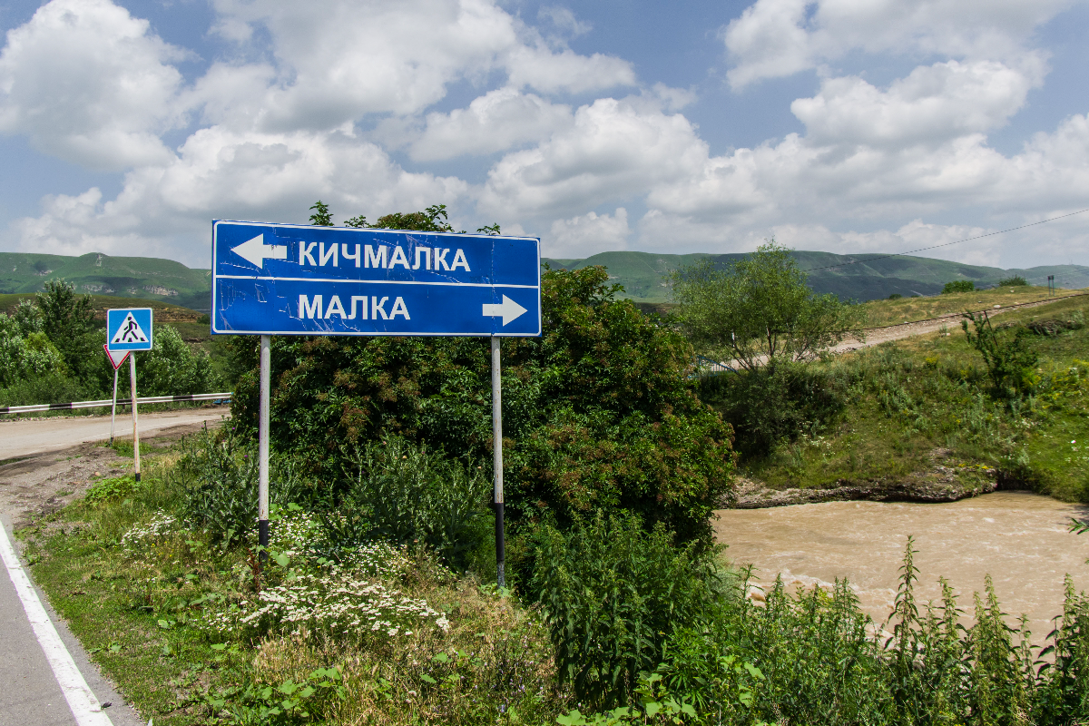 Если ехать из городов Кавминвод по трассе в Нальчик, у поселка Малка надо свернуть налево. Дальше — через поселение Каменномосткое на село Хабаз

