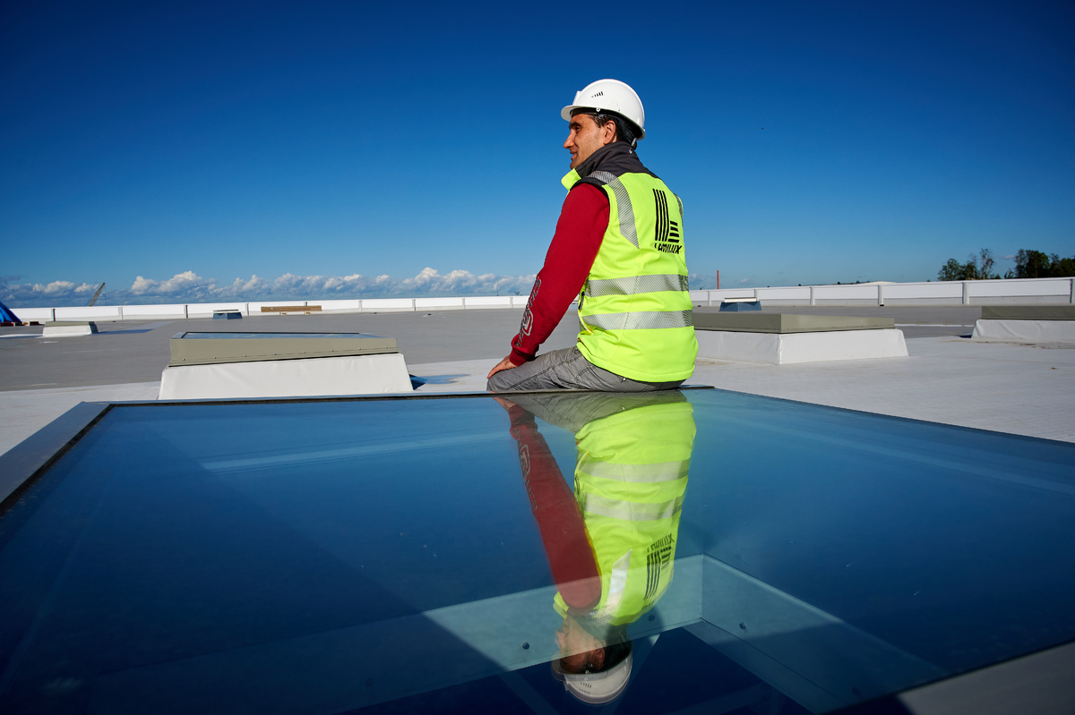 Сидеть, лежать, ходить по зенитным фонарям опасно для жизни!