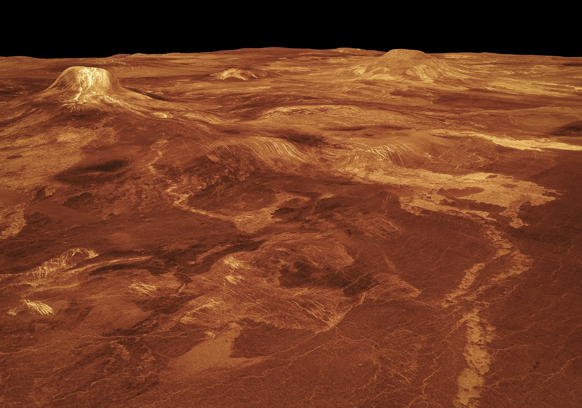 Космический аппарат «Магеллан» сфотографировал пустынную поверхность Венеры в начале 1990-х годов.
