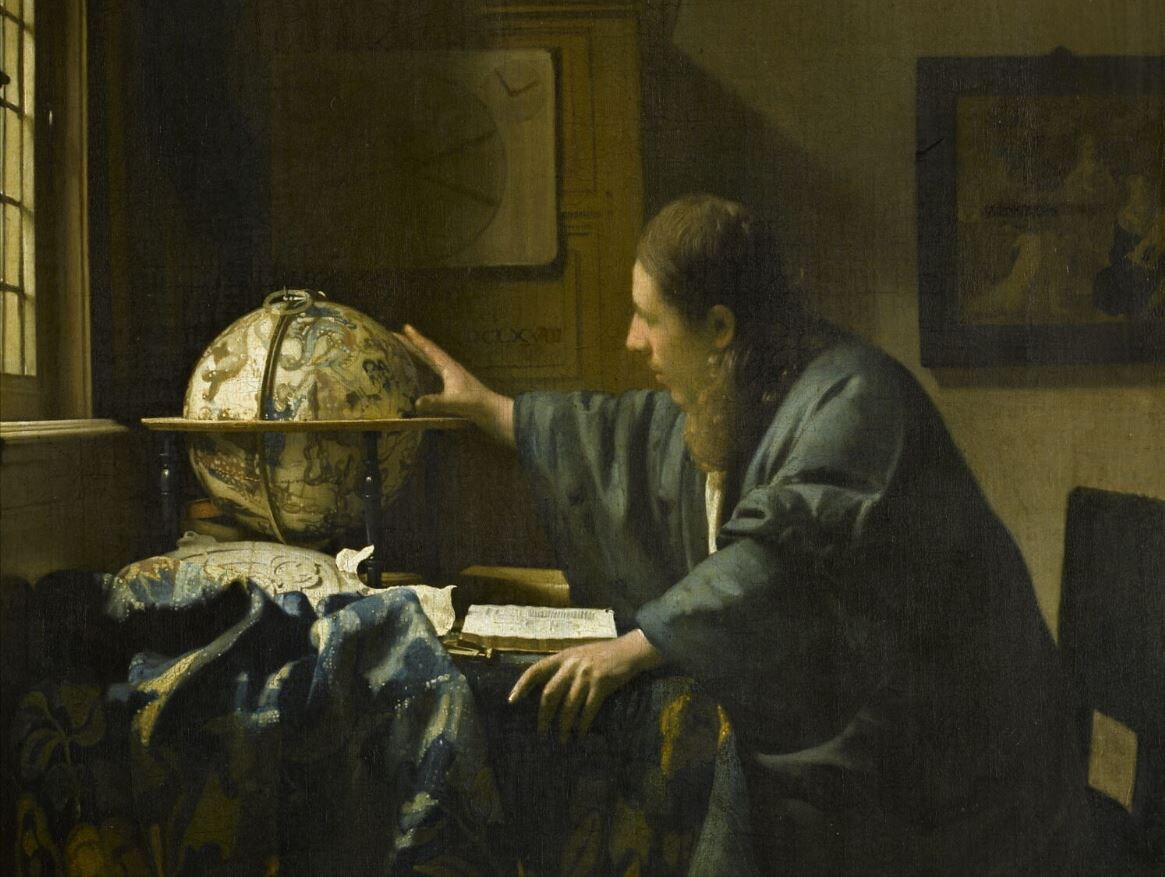 Если решите совершить путешествие вместе с героями книги, рекомендую сайт Лувра. Там можно не просто посмотреть картину, но и рассмотреть детали, плюс увидеть фото картины в раме в зале музея. 