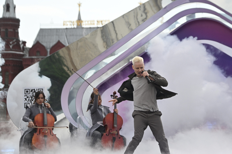    Россию представит Ярослав Дронов (Shaman). Он выступит 9-м с песней «Прямо по сердцу». Победитель получит кубок «Интервидения» и 30 млн рублей.   
Фото: © Komsomolskaya Pravda/Global Look Press / www.globallookpress.com