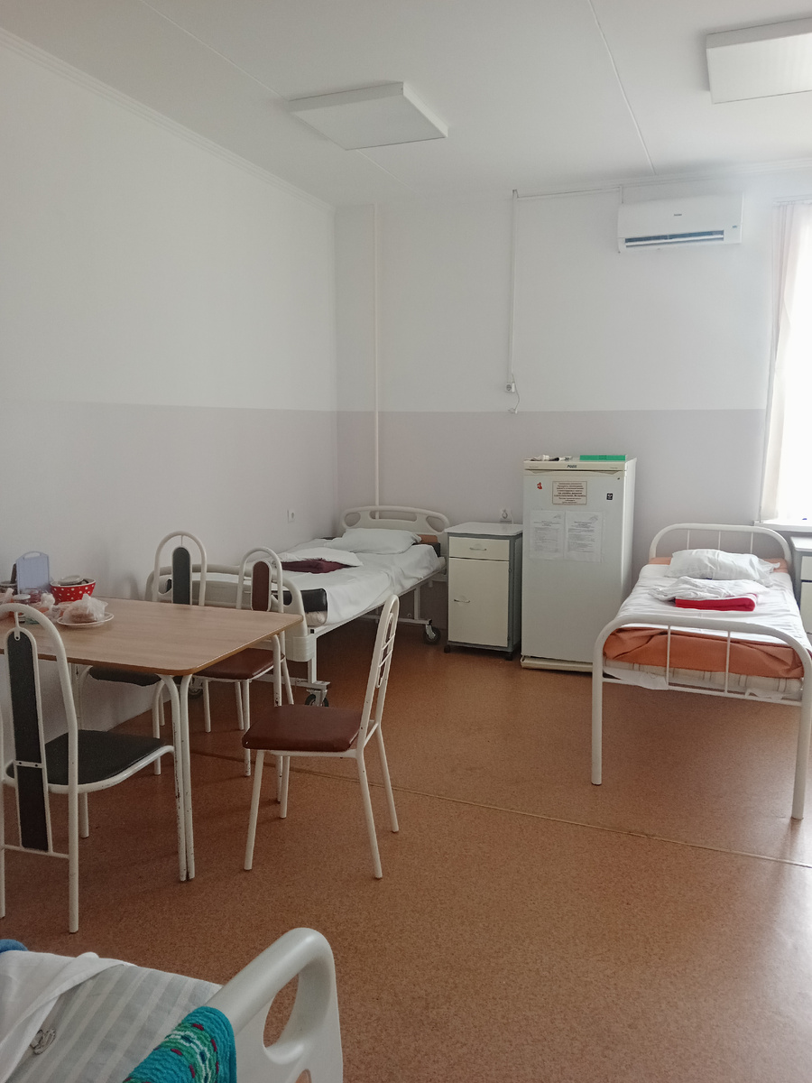 Фото автора .Левая часть палаты, внизу в уголке кусочек спинки моей койки.