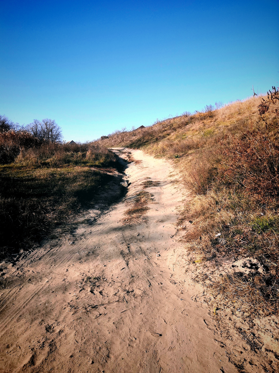 Спуск к обрывам в станице Старокорсунская. Фото автора