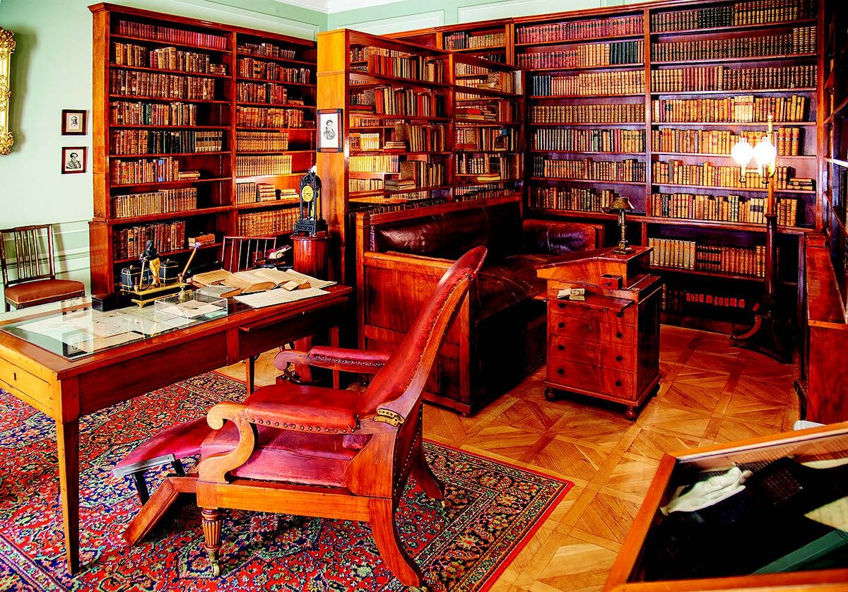 «Чтение – вот лучшее учение!» – писал Пушкин еще в юности. Он собрал впечатляющую библиотеку из 4 тысяч произведений, включая рукописи, журналы, альманахи, фолианты, карты
и атласы. © Glebova Galina, Gilmanshin / Shutterstock / FOTODOM