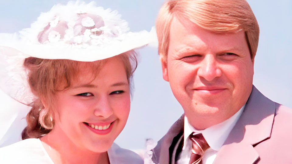 Наталья Хорохорина и Михаил Кокшенов в фильме "Белые росы". Фото из открытых источников