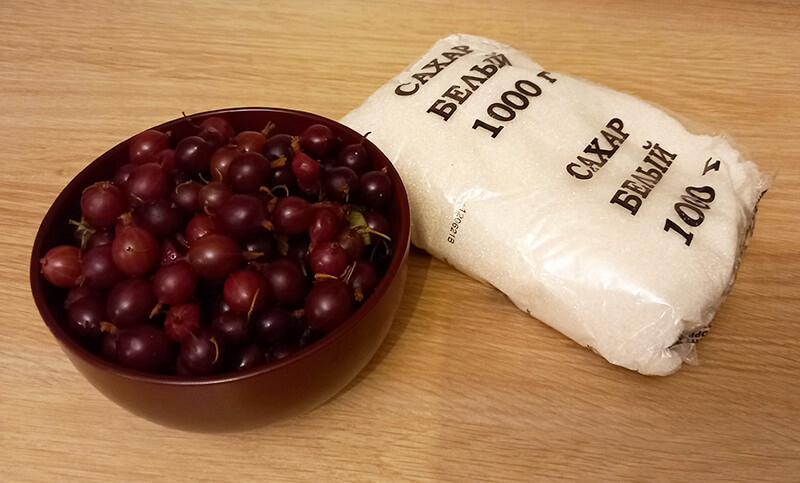 Для джема нужен крыдовник и сахар.