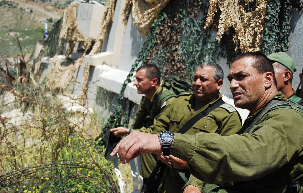Эяль Замир справа в бытность командиром 36-й дивизии, которая сейчас готовится к штурму города Газа. Фото из открытых источников. 