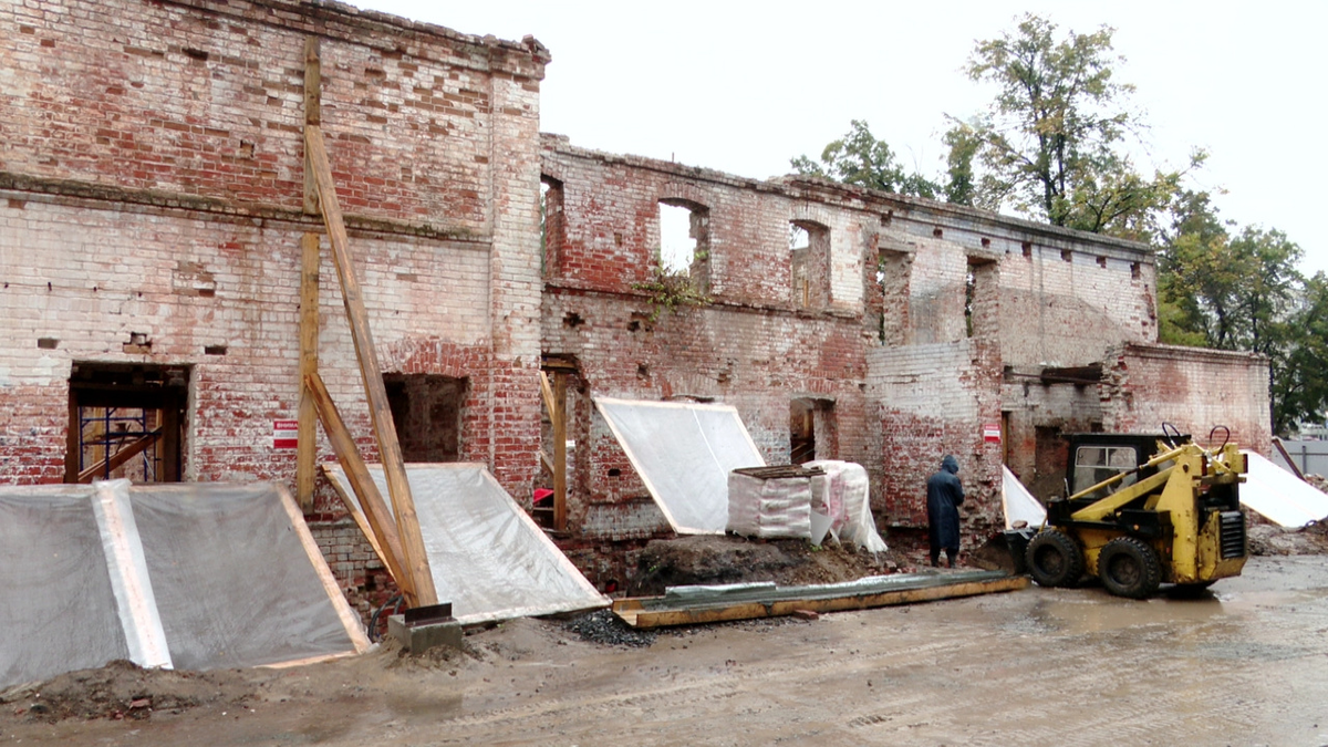 Здание - объект культурного наследия регионального значения, поэтому проводятся восстановительные работы.
