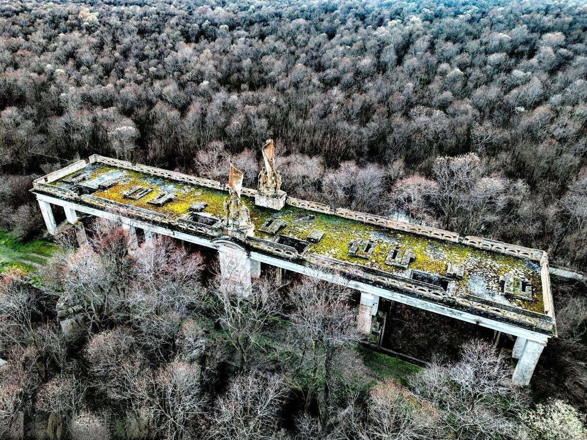 Заброшенное водосбросное сооружение Тщикского водохранилища. Вид сверху. Фото из интернета