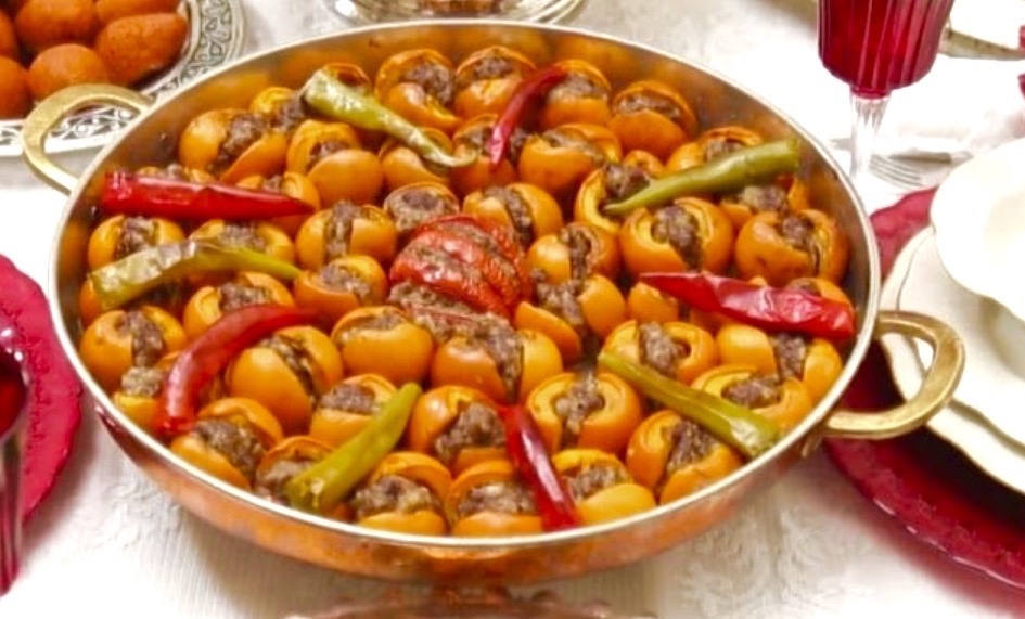 Мясной кебаб с германской мушмулой.