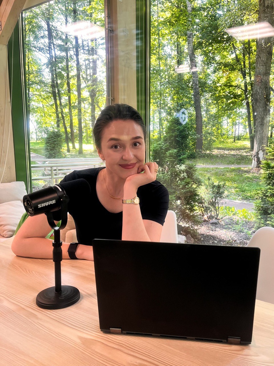 В месяц Лиза зарабатывает примерно 400-700 тысяч рублей