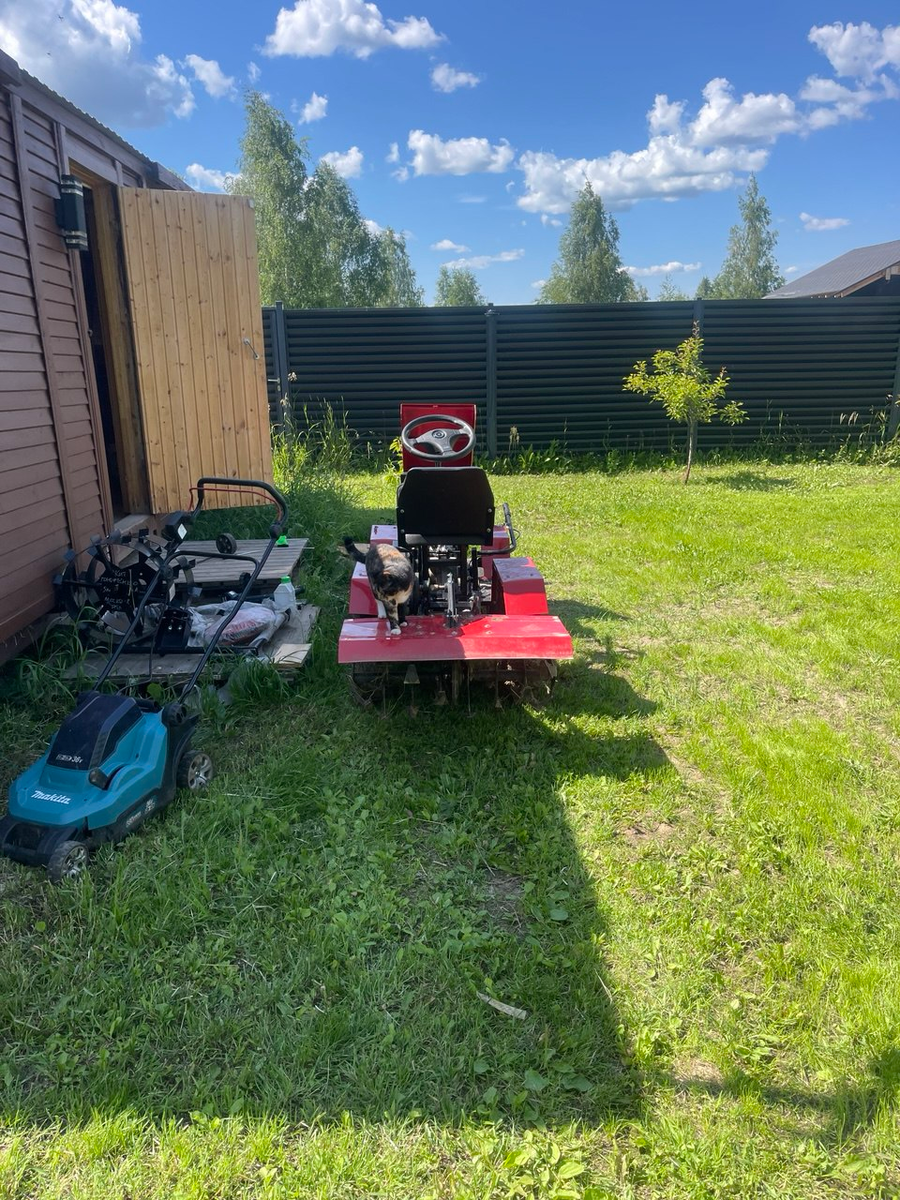 Трактор, косилка, кошка, грунтозацепы слева вон там. 