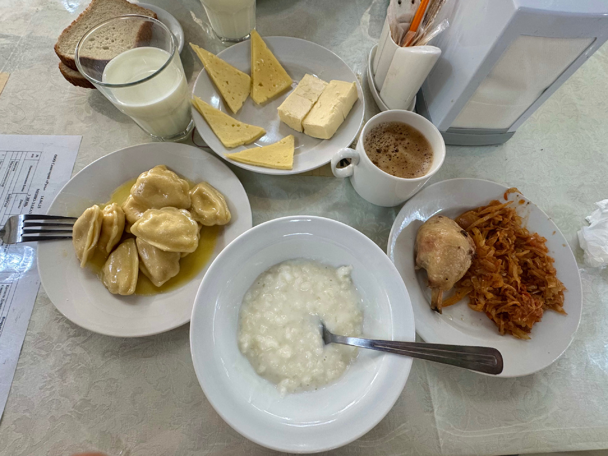 Типичный завтрак санатория. Каша - я выбрала рисовую, вареники с творогом, сыр и сливочное масло. И дополнительно курица с тушёной капустой. Нам не пригодилась, а мужчины едят с удовольствием. Фото автора.