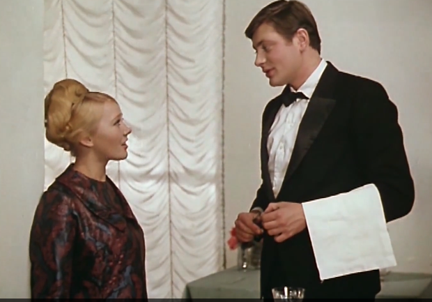 кадр из фильма - эпизод в ресторане