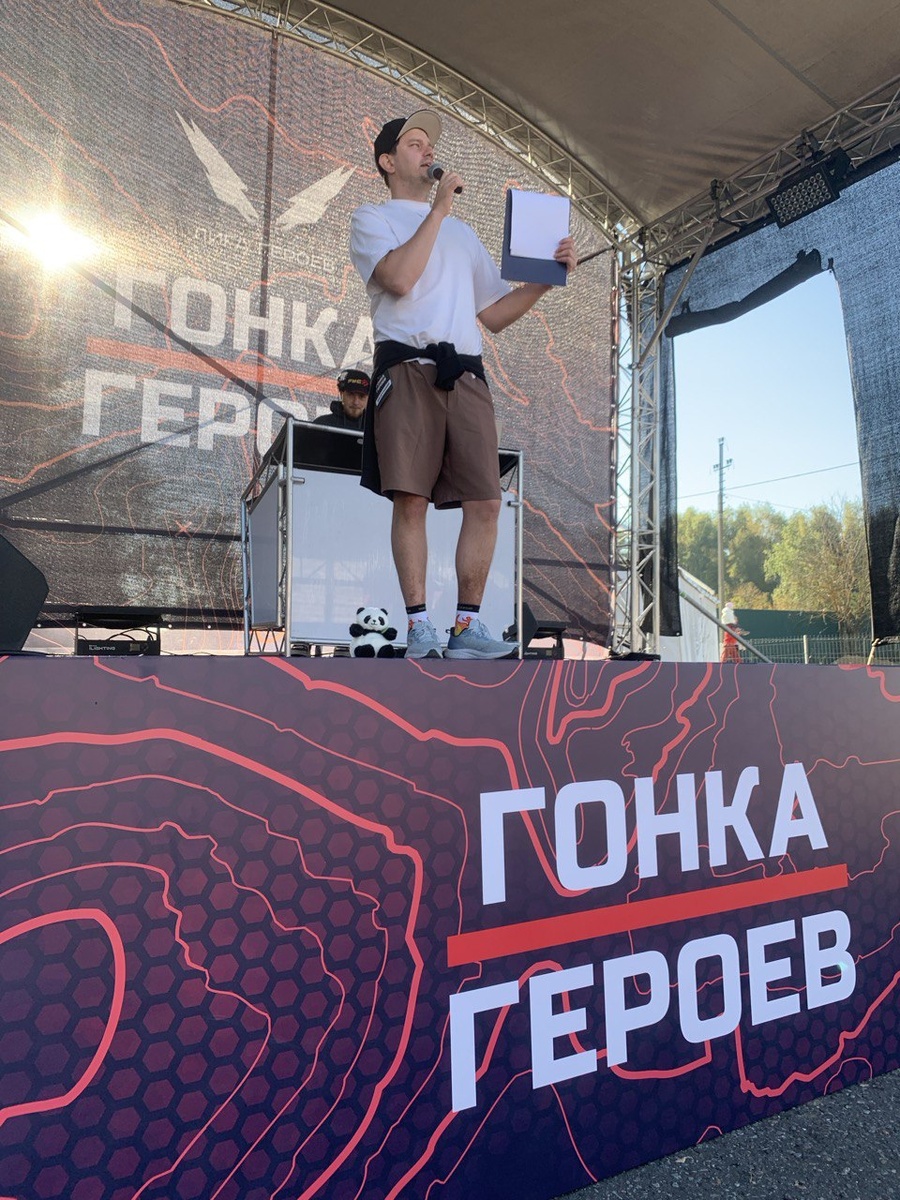 Ди-Джей мой друг. Он тоже любит мёд.