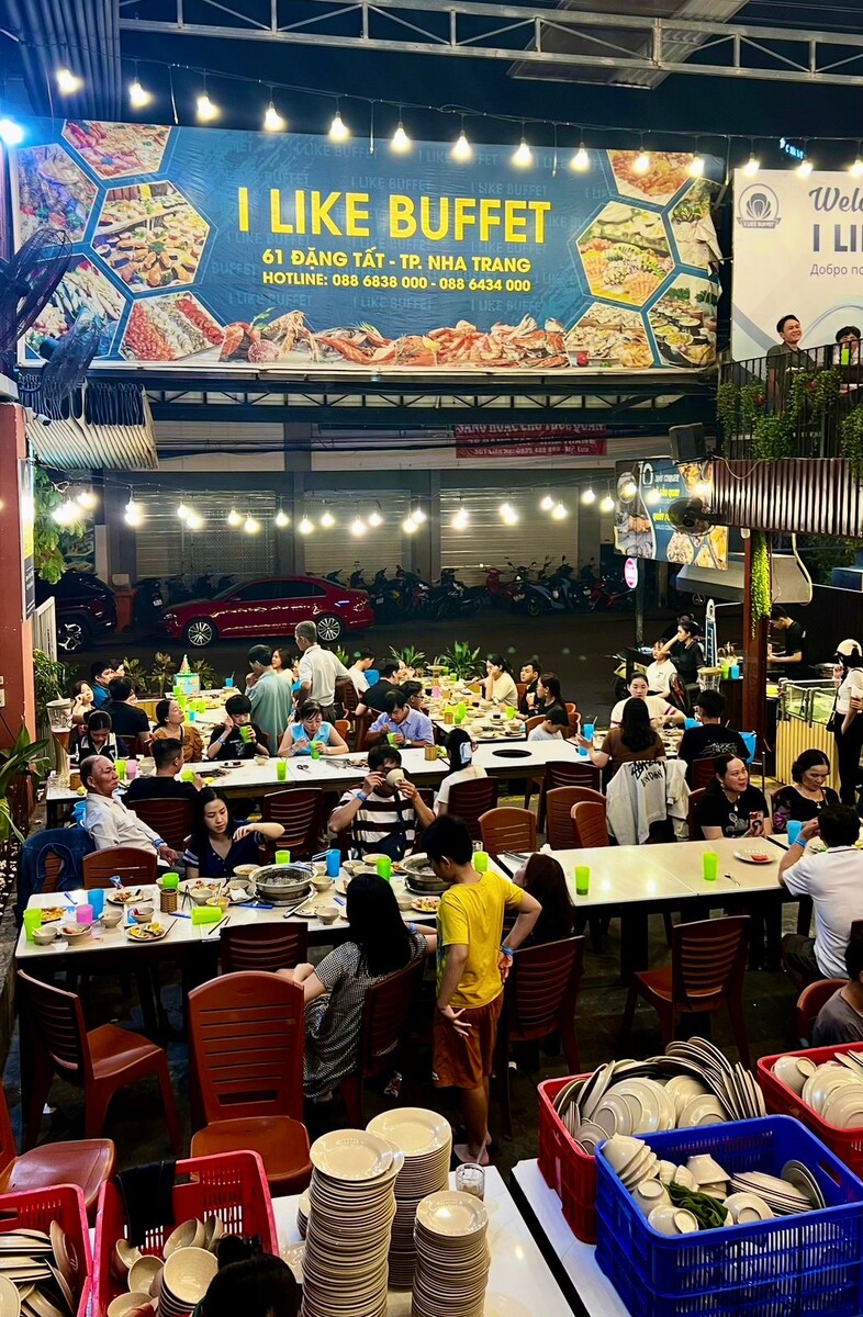 Официанты работают очень четко и слажено