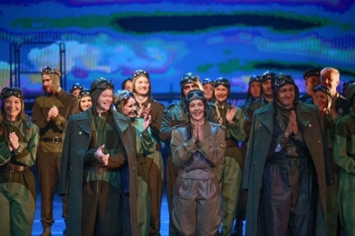    После премьеры актёров искупали в овациях.