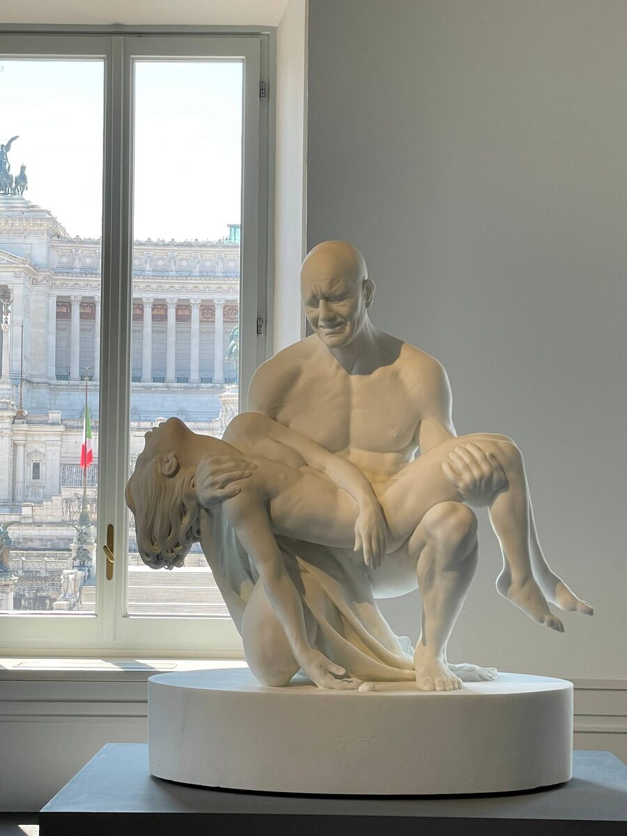 Пьета. Фотокарточка из личного архива. Рим 2022 год. У мужчины держащего тело, черты лица Яго