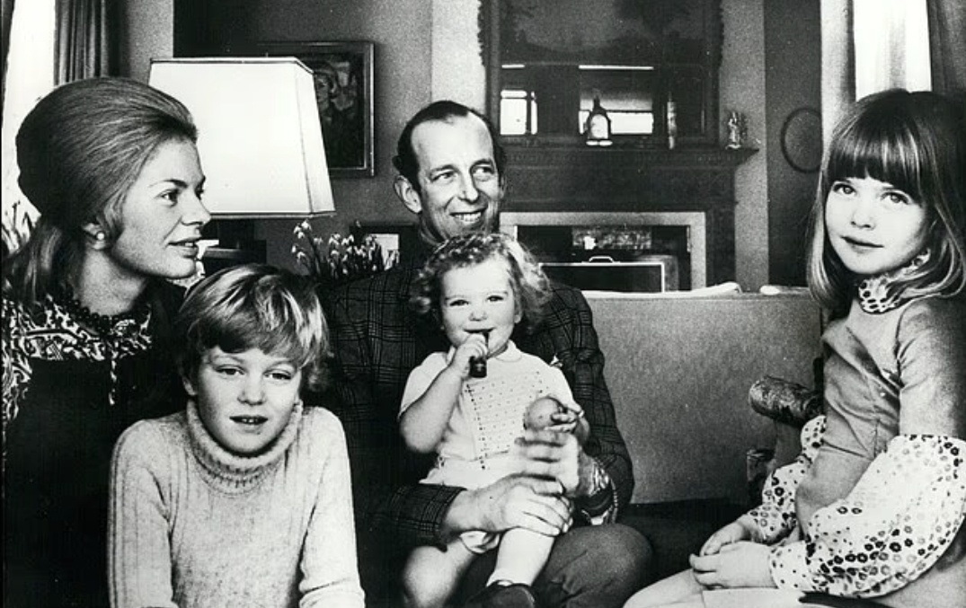 Кэтрин, герцогиня Кентская, со своим мужем принцем Эдуардом, герцогом Кентским, и детьми (слева направо): Джорджем Виндзором, графом Сент-Эндрюсом, лордом Николасом Виндзором и леди Хелен Тейлор.