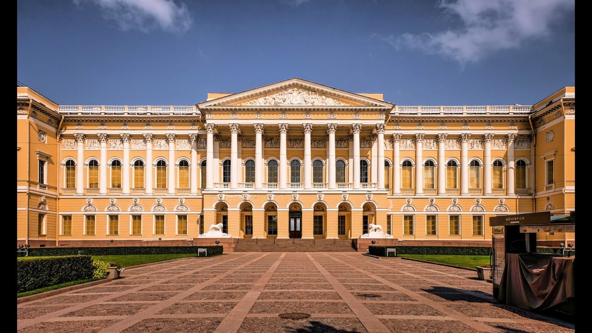Парадный вид на Михайловский дворец, главное здание Русского музея, с площади Искусств