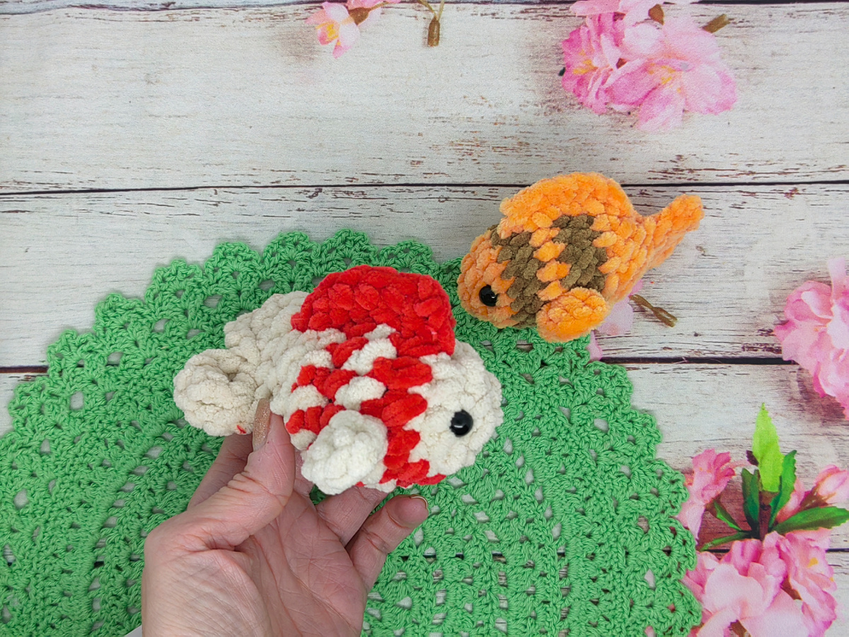 Вариант 2. Здесь использовала остатки толстой нити из ФП (из набора по вязанию шарфа, если не ошибаюсь)