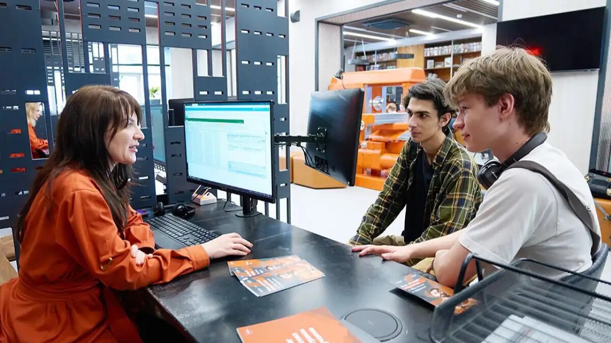    Молодые люди устраиваются на работу.