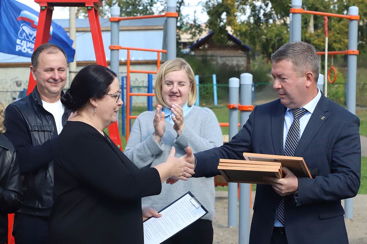 Владимир ПОЛЯКОВ, председатель городского Совета депутатов, среди прочих вручил благодарственное письмо за реализацию проекта Наталье САМОФАЛОВОЙ, педагогу-организатору 15-й школы. Фото Александра ВАСИЛЬЕВА.