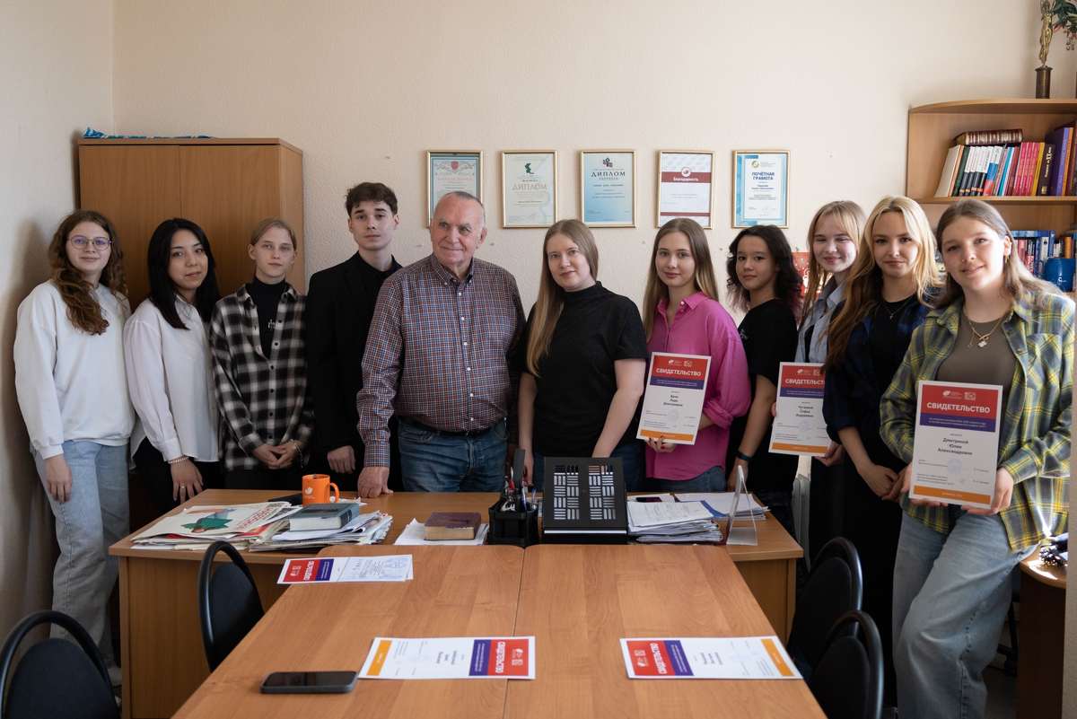 Награждение школьников-участников медиапроектор факультета журналистики. В центре - Варвара Горновая и Борис Киршин, декан факультета журналистики ЧелГУ