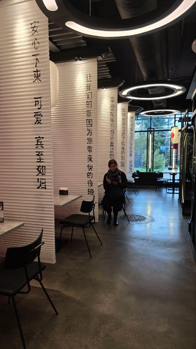 на лице видна подозрительность:) да, ужасно одета - во всё тёмное... не успела приодеться поярче для хмурого осеннего дня - торопилась утром...