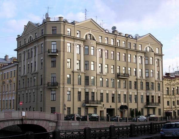 В 1990 году семья Анатолия Собчака переехала в быший доходный дом Н. Ферзена на Набережной Мойки (построен в 1914-1915 годах). 