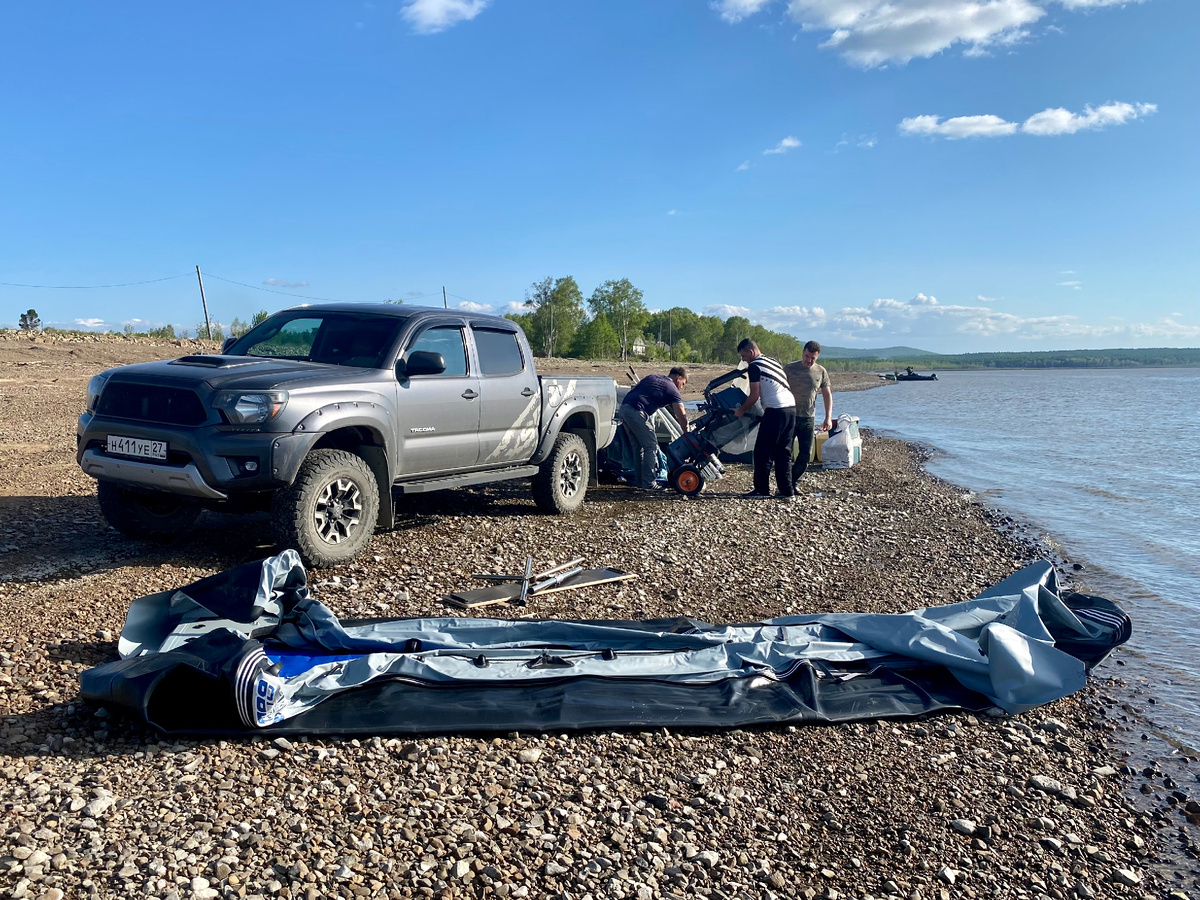 Разгружаем вещи, надуваем лодки