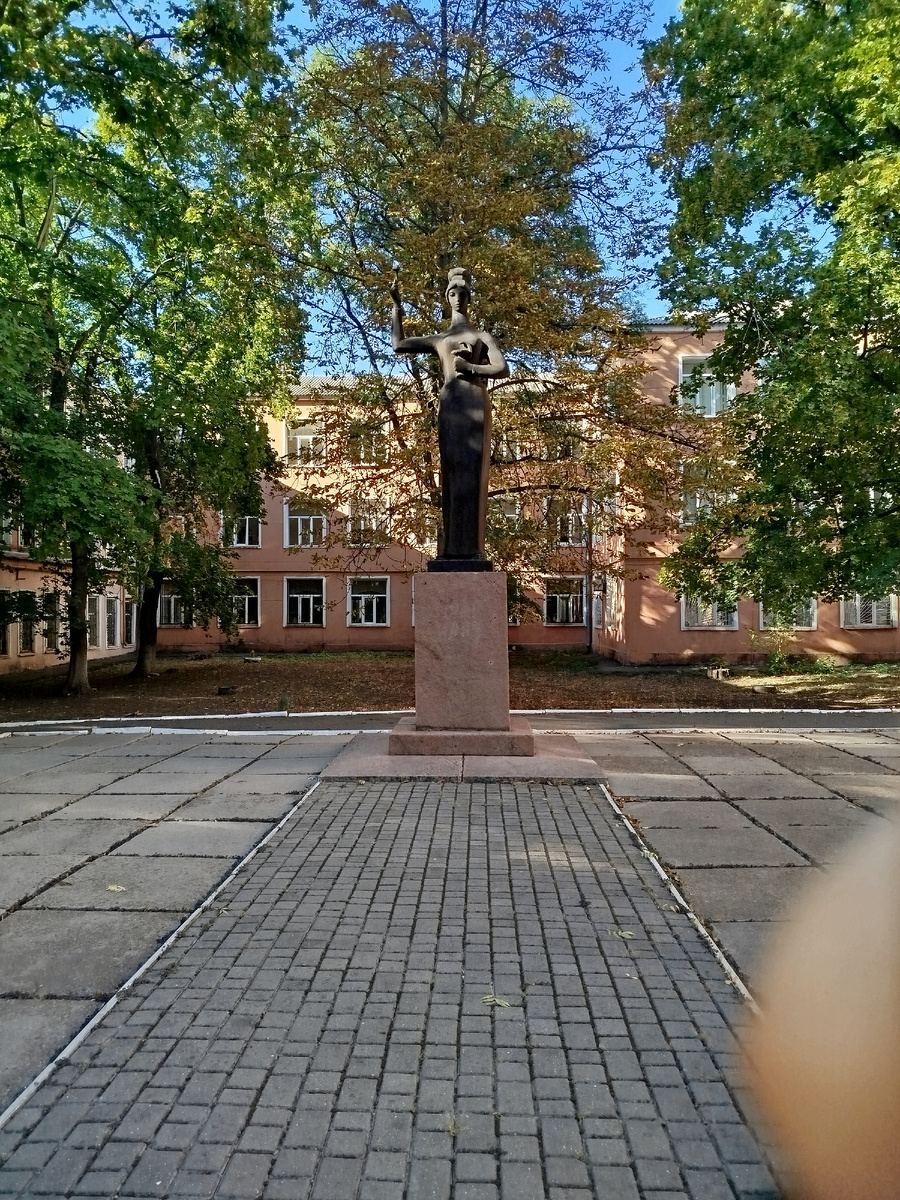 Памятник преподавателям, сотрудникам и студентам на территории ДонМУ имени М.Горького.