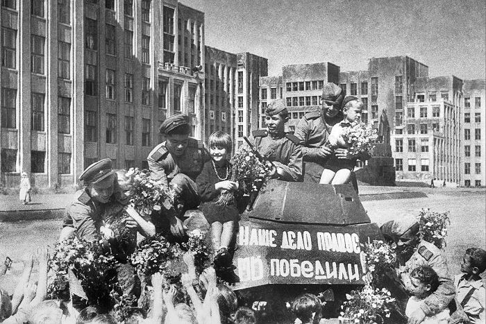 Празднование Великой Победы в мае 1945 года. Фото Владимира Лупейко