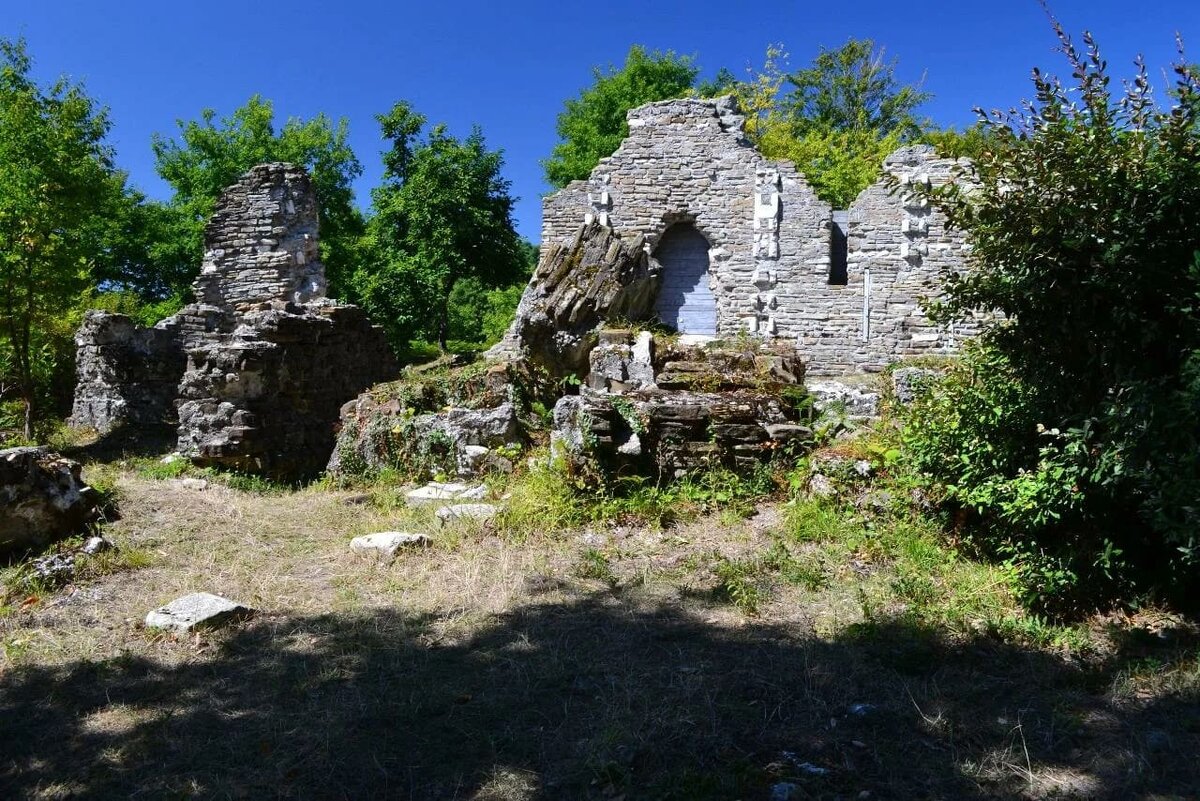 Византийский храм в посёлке Лоо