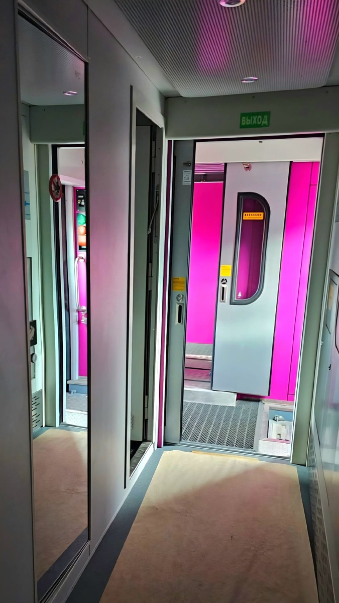    Салон вагона радует яркими красками. Фото: vk.com/poehali_poezdom