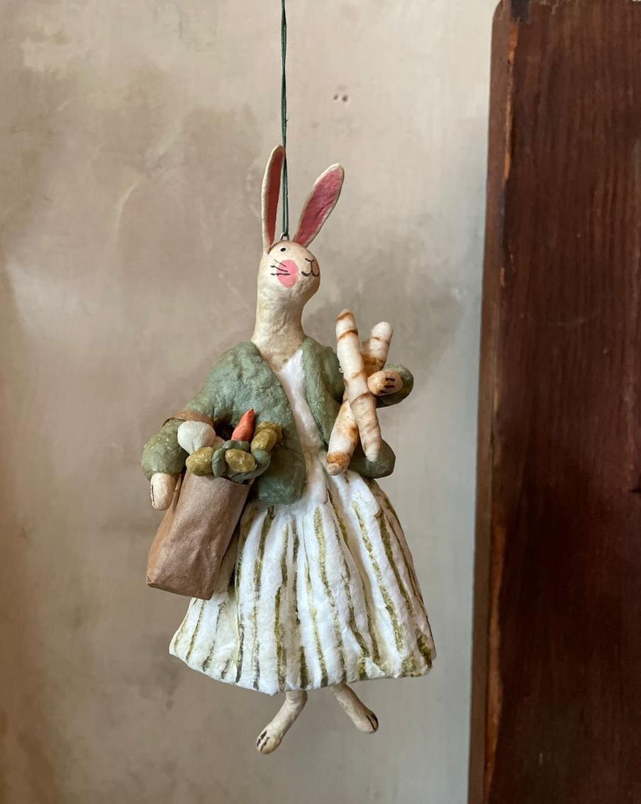 "Зайчиху с французскими багетами" покупатели Анны просто обожают – это один из самых популярных её сюжетов. @Из личного архива 