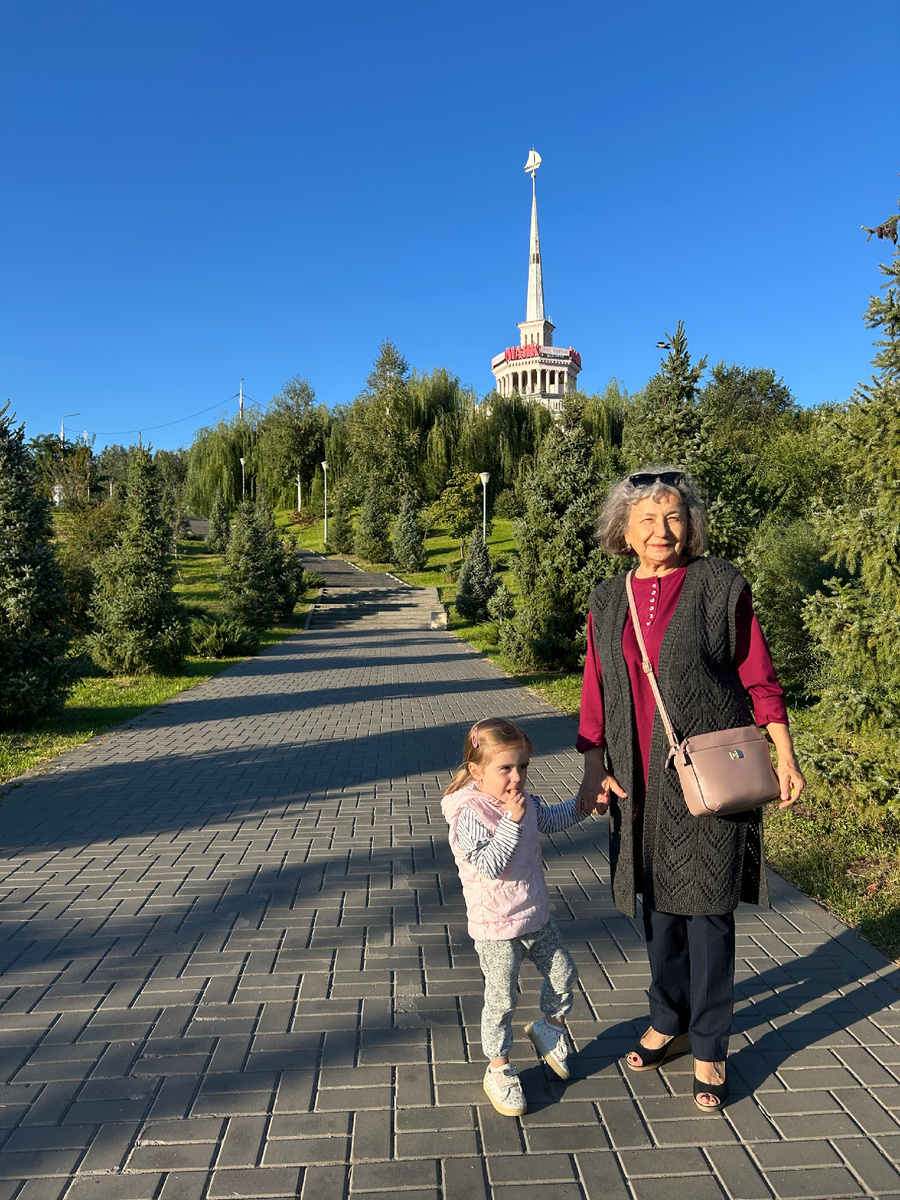 Все вместе гуляли, пока тепло 🥰