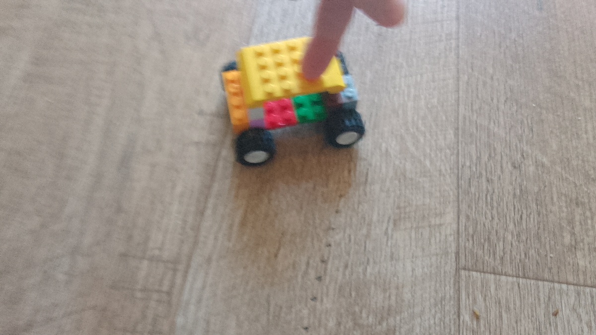 Собранная машинка едет