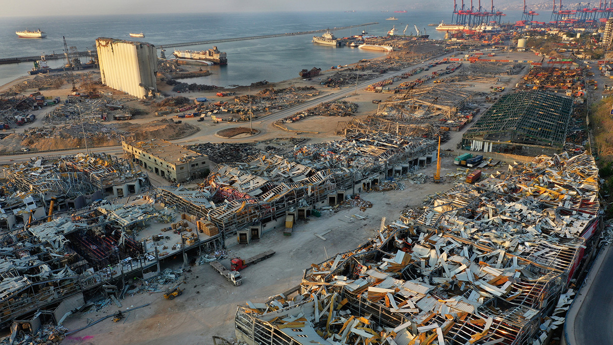   Hussein Malla / AP- Последствия взрыва в порту Бейрута в 2020 г.